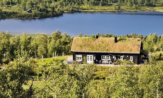 Vinje House | Guroli - Mountain Lodge: Family-Friendly Retreat with Pool