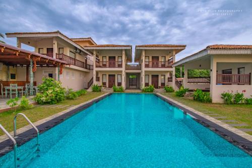 Ranna Hotel | Relax at Guru Beach: Pool, Oceanfront & Child Friendly