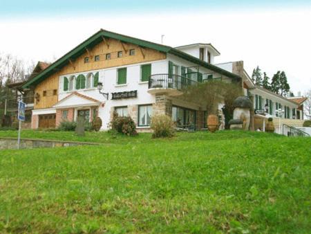 Oiartzun Hotel | Gurutzeberri: Family-Friendly Stay with On-Site Dining