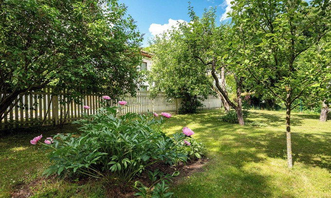 Kadriorg House | Gustav Ernesaks House: Family-Friendly Retreat with Breakfast
