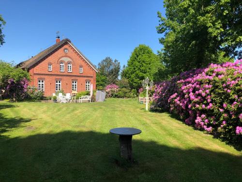 Strackholt Apartment | Experience Gut Strackholt FeWo Seemannsgarn with Hot Tub