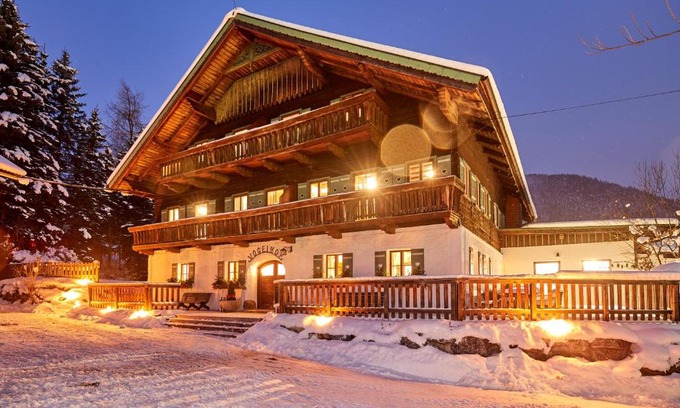 Forstau House | Discover Gut Vögeihof: Top-Rated Retreat with Hot Tub