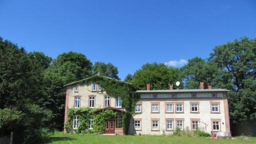 Lalendorf Apartment | Inviting Gutshaus Alt-Krassow: Family-Friendly Retreat
