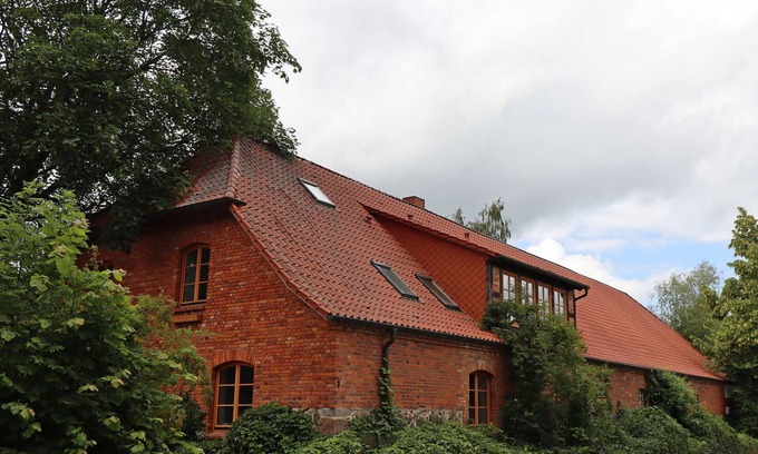 Gaegelow Villa | Cozy Manor House in Gressow with Scenic Pond & Breakfast