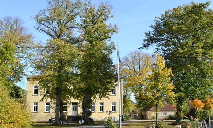 Katharinenhof Apartment | Gutshaus O1: Family-Friendly Retreat with Pool & Breakfast