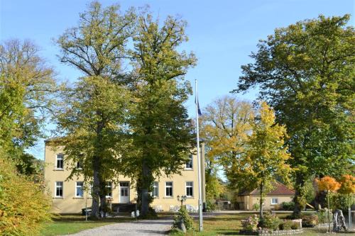 Katharinenhof Apartment | Gutshaus U2: Family-Friendly Retreat with Pool & Breakfast