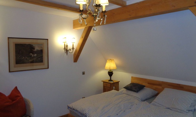 Vierkirchen Apartment | Gutshof am Wasserschloss Döbschütz: Guest Rated 10/10 Retreat