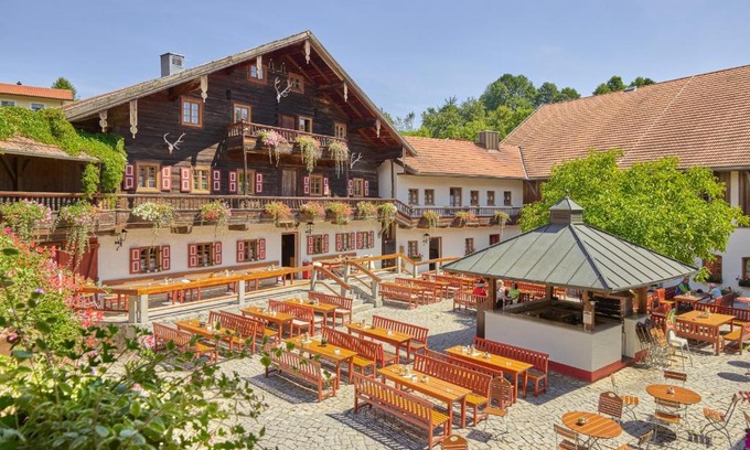 Haarbach Hotel | Gutshof Uttlau: Pet-Friendly Retreat with Spa and Dining