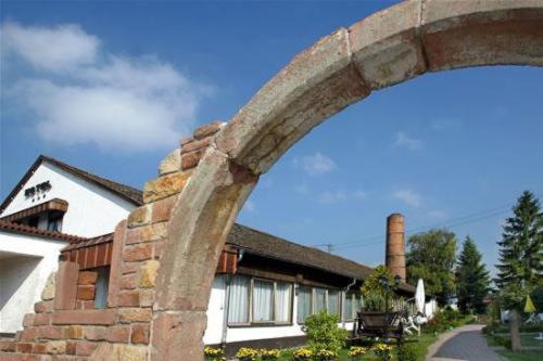 Edenkoben Hotel | Gutshof Ziegelhütte: Pet-Friendly Retreat with Great Amenities