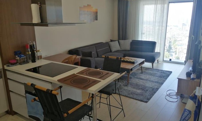 Gaziosmanpasa Apartment | Tranquil Living at Guvenlikli Plaza with Hot Tub Access