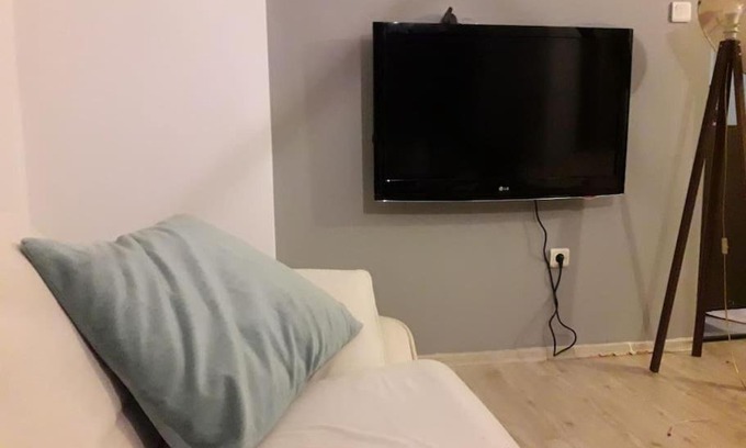 Guzelyalı Mahallesi Apartment | Central Retreat: Cozy Apartment for Families and Pets