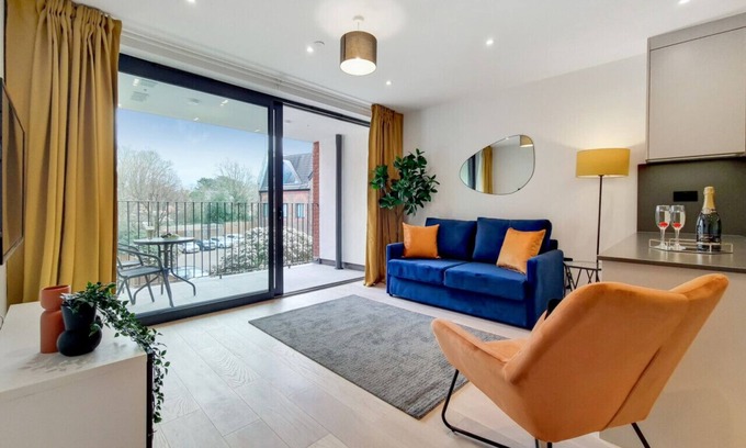 Harrow Apartment | Antonia Suite: Stylish Wembley Apartment with Kitchen & Breakfast