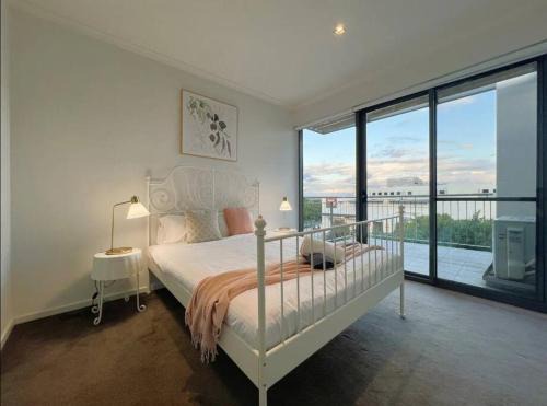 Glen Waverley Apartment | Family-Friendly Escape at The Glen with Balcony Access