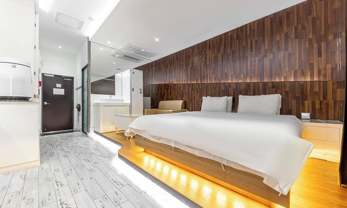 Gwangsan-gu Hotel | Eco-Friendly Gwangju Cheomdan Ferrari Hotel - Guest Rated 10/10