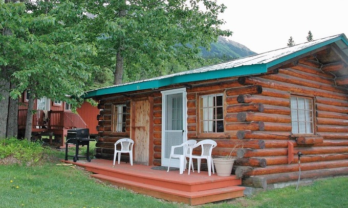 Cooper Landing Cabin | Discover Comfort at Gwin's Lodge Aspen Cabin #10