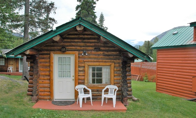 Kenai Peninsula Cabin | Cozy Gwin's Lodge Fir Log Cabin #12 - Pet Friendly Retreat