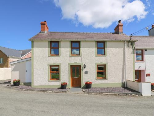 Newcastle Emlyn House | Charming Gwynfa: 4-Star Haven for Families and Pets