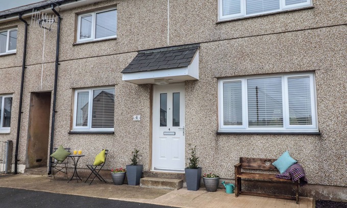 Bala House | GWYNFA: Pet-Friendly Retreat with Hot Tub in Bala
