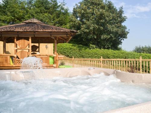 Llandrindod Wells House | Gwynfan Bungalow: Pet-Friendly Getaway with Hot Tub
