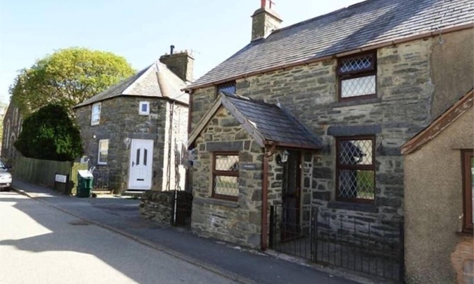 Cwmtirmynach House | Gwynfryn: Family-Friendly Retreat with Pet Amenities