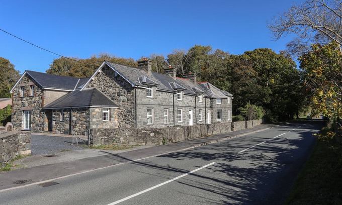 Llanystumdwy Cottage | GWYNLE - Romantic Getaway with Oceanfront Garden Views
