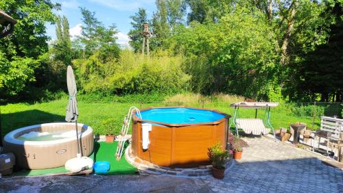 Vonyarcvashegy Apartment | Pet-Friendly Gyöngyike Apartmanház with Oceanfront Views