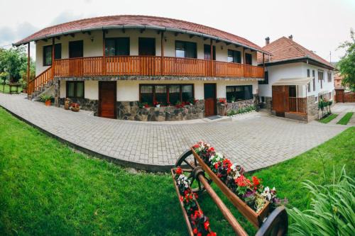 Lupeni House | Welcoming Gyöngyvirág Panzió with Ocean Views & Pet Friendly