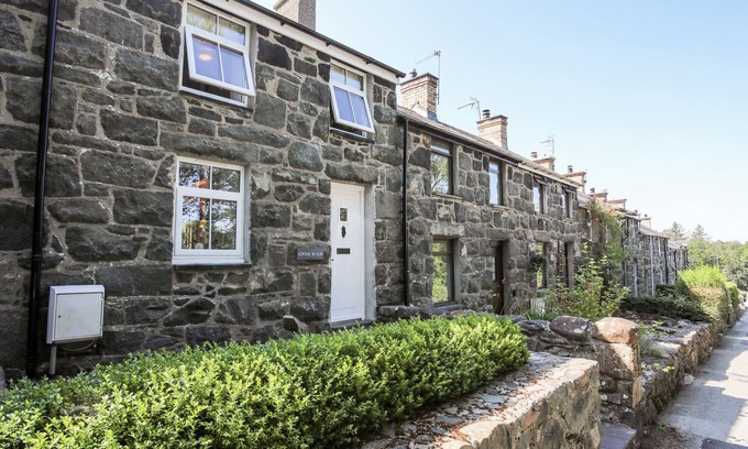 Llanystumdwy Cottage | Cozy GYDA'R LLIF: Pet-Friendly Cottage in Criccieth