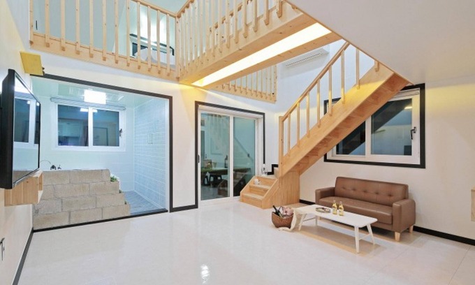 Gyeongju House | Eco-Friendly Gyeongju Alice Pension with Hot Tub & Breakfast
