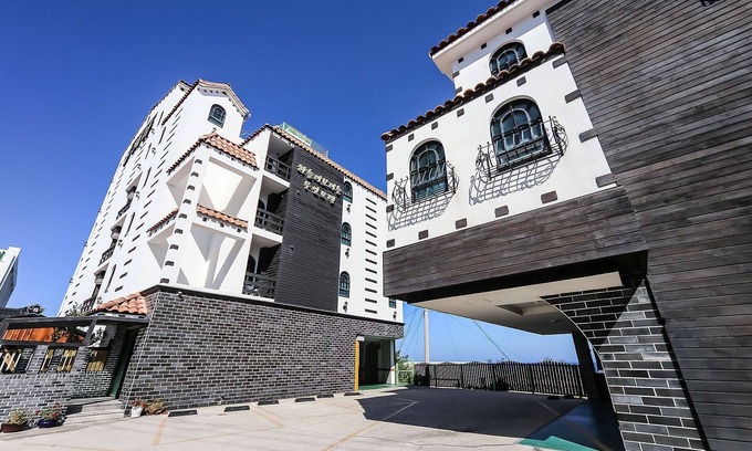 Gyeongju Hotel | Eco-Friendly Comfort at Gyeongju Hera with Breakfast
