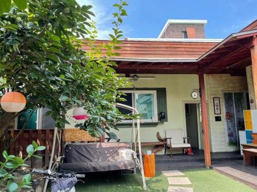 Gyeongju House | Welcoming Gyeongju Momojane Guesthouse with Family Amenities