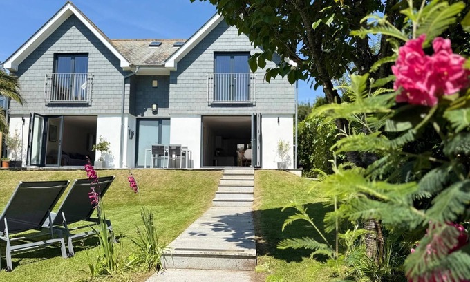 Maenporth House | Steps from Gyllyngvase Beach with Ocean Views and Pool