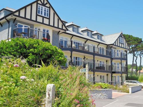 Maenporth House | Unforgettable Gylly Beach View - 5-Star Family Retreat