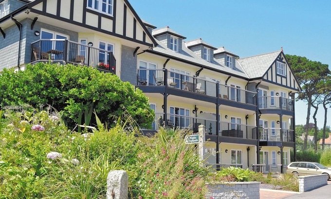 Maenporth Cottage | Oceanfront 3 Bedroom Falmouth Retreat with Breakfast & Views