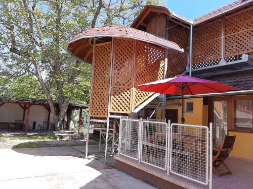 Gyoparosfuerdo Apartment | Pet-Friendly Gyopár Gyöngye Apartmanház with Kitchen Access
