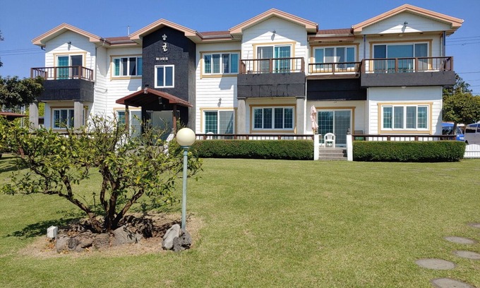 Namwon House | Budget-Friendly Gyul House: Family Stay with Breakfast & Kitchen