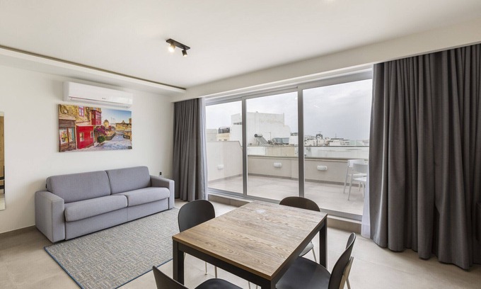 Gzira Apartment | Gzira Suite 13: Guest Rated 10/10 with Kitchen & Breakfast