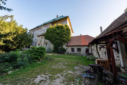 Houska Apartment | Charming Stay at Hájovna hradu Houska - Rated 9.3/10