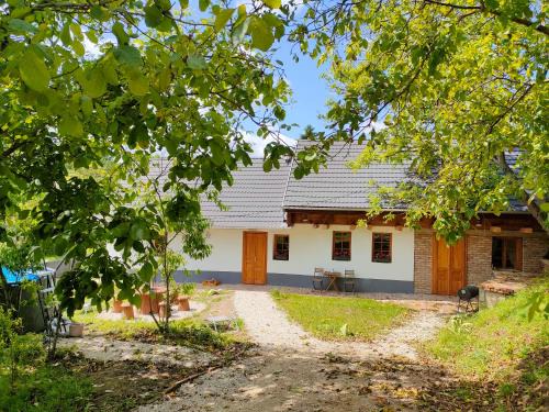 Nyim Apartment | Relaxing Getaway at Három Dió Vendégház with Pool & Pets