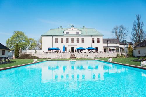Vasterhaninge Hotel | Discover Hereinge Slott: Pet-Friendly Hotel with Ocean Views