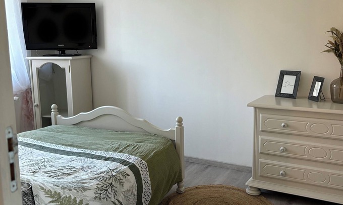 Saint-Martin-le-Beau Bed & Breakfast | Top-Rated Hébergement Chez l Habitant: Family-Kitchen Retreat