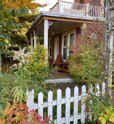 Granby Bed & Breakfast | Pet-Friendly Hébergement Touristique with Pool & Kitchen