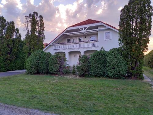 Heviz House | Discover Hévízi fecskefészek - Guest Rated 9.7/10!