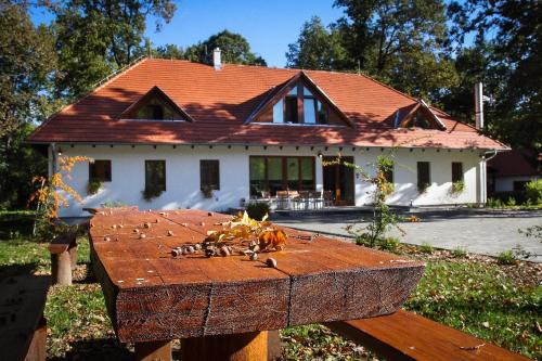 Bakonyszentlaszlo Hotel | Pet-Friendly Hódoséri Vadászház with Top Guest Ratings