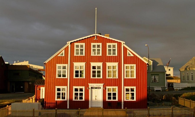 Stykkisholmur Hotel | Discover Hótel Egilsen: Family-Friendly Stay with Hot Tub