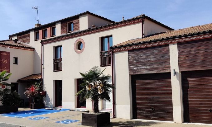 Saint-Philbert-de-Grand-Lieu Hotel | Relax at Hôtel La Bosselle: Guest Rated 9/10, Family-Friendly