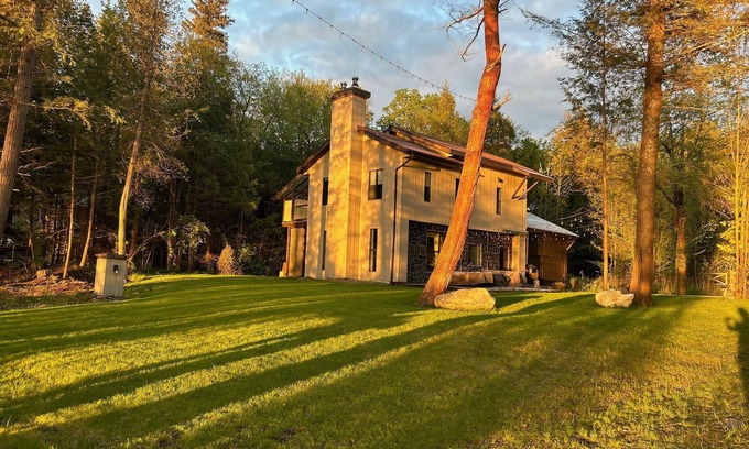 Le Haut-Saint-Francois Regional County Municipality House | Discover Delight at Hôtel à la maison - Le refuge de Louise