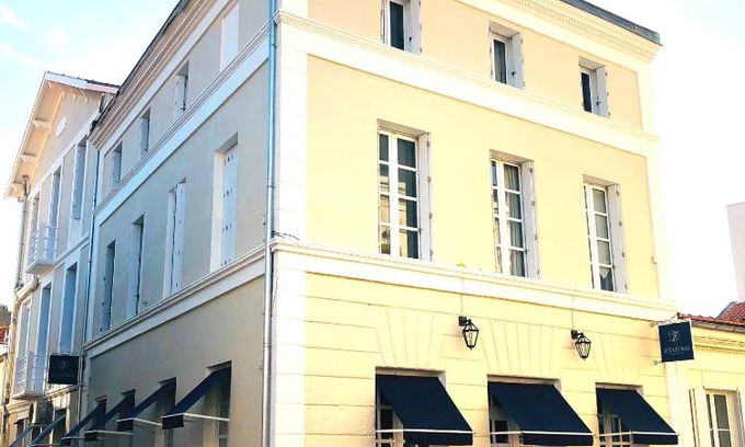Fouras Hotel | Charming Hôtel Le Galet Bleu with Family-Friendly Dining