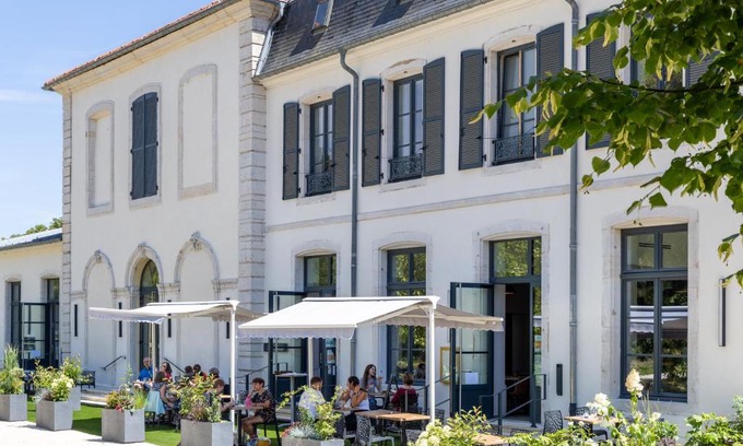 Vandoeuvre-les-Nancy Hotel | Charming Hôtel Au Château: Family-Friendly with Restaurant