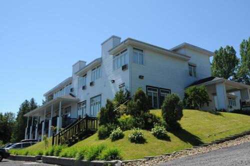 Pointe-au-Pic Hotel | Inviting Hôtel au Petit Berger with Ocean Views & Pool